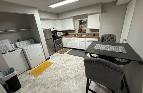 Urbandale House | 4-bedroom Lower Level Option in a Big 7 Br House with a Pool
