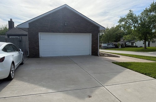Urbandale House | 4-bedroom Lower Level Option in a Big 7 Br House with a Pool