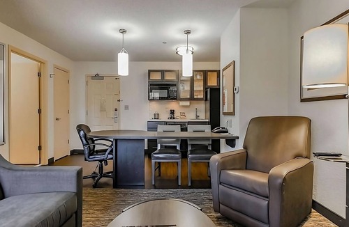 Wichita Hotel | 4 Spacious Units! Kitchen, Free Parking, Close to Wichita Art Museum!