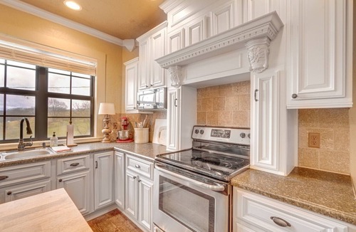 Ponce De Leon House | 4bd/3ba Farmhouse Located Between Springfield and Branson, MO