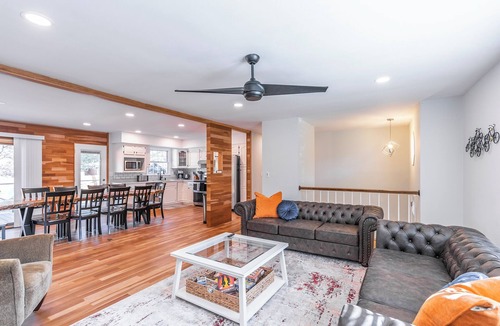 Lexington House | 4BR 3bath 9 beds! Pool, hot tub, movie room, oasis in LEX