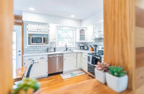Lexington House | 4BR 3bath 9 beds! Pool, hot tub, movie room, oasis in LEX