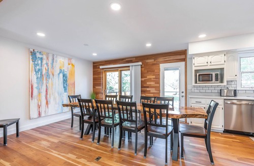 Lexington House | 4BR 3bath 9 beds! Pool, hot tub, movie room, oasis in LEX