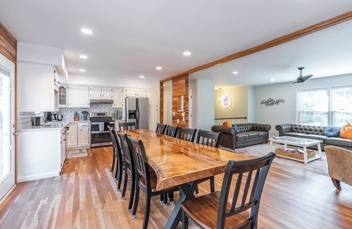 Lexington House | 4BR 3bath 9 beds! Pool, hot tub, movie room, oasis in LEX