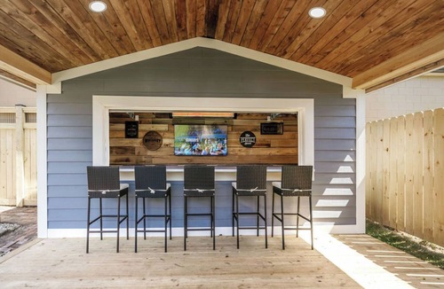 Bardstown House | 4th of July Getaway-Sleeps 13-Downtown-Bourbon Bar