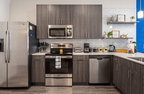 Downtown Louisville Apartment | 4th Street Suites - Splash King Bed Suite