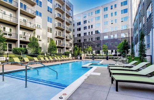 Downtown Louisville Apartment | 4th Street Suites - Splash King Bed Suite
