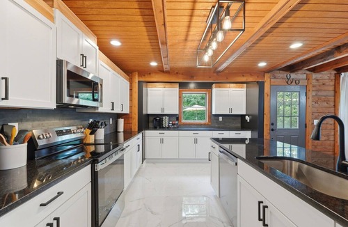 Buechel Cabin | 5 Acre Estate + Event Space w/Pond, Hot Tub, Fire Pit & Theater
