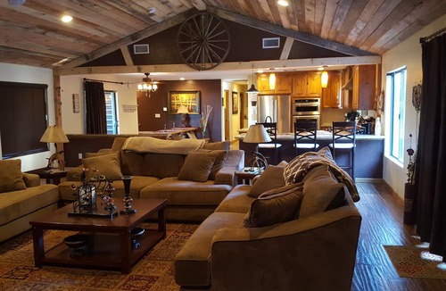 Springerville House | 5 bedroom, 2.5 bath, w/pool table