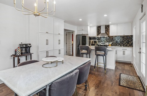 St. Matthews House | 5 bedroom-3 King Beds, 3.5 Bath, 15 min. To downtown