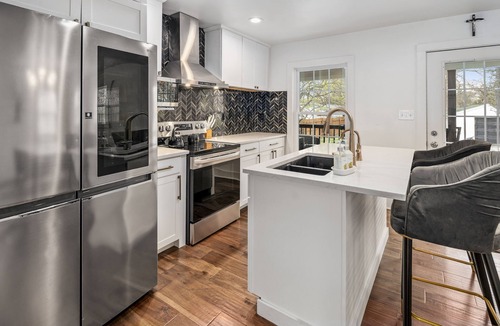 St. Matthews House | 5 bedroom-3 King Beds, 3.5 Bath, 15 min. To downtown