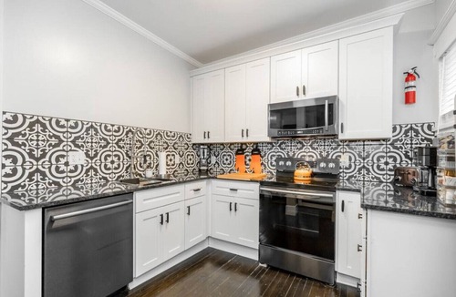 South Hyde Park House | 5 Bedroom Group Stay | Private Bath Every Room