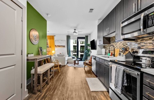 West End Apartment | 5 mins to Broadway. Downtown. Midtown. Pool. Gym