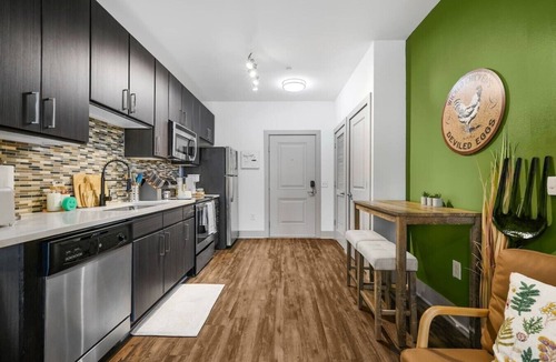 West End Apartment | 5 mins to Broadway. Downtown. Midtown. Pool. Gym