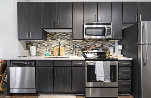 West End Apartment | 5 mins to Broadway. Downtown. Midtown. Pool. Gym
