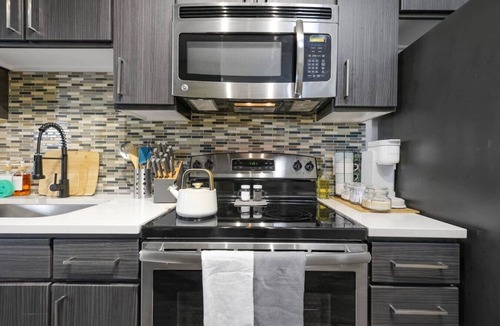 West End Apartment | 5 mins to Broadway. Downtown. Midtown. Pool. Gym