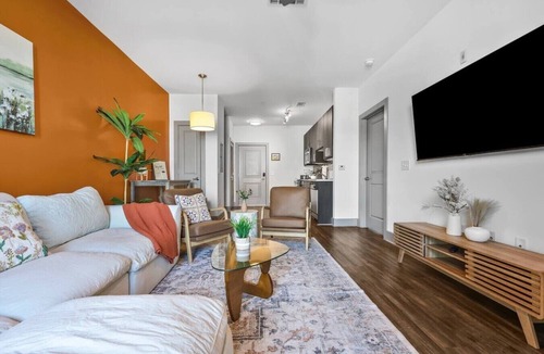 West End Apartment | 5 mins to Broadway. Midtown. Pool. Gym. Downtown.