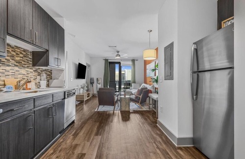 West End Apartment | 5 mins to Broadway. Midtown. Pool. Gym. Downtown.