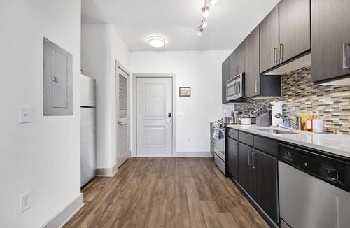 West End Apartment | 5 mins to Broadway. Midtown. Pool. Gym. Downtown.