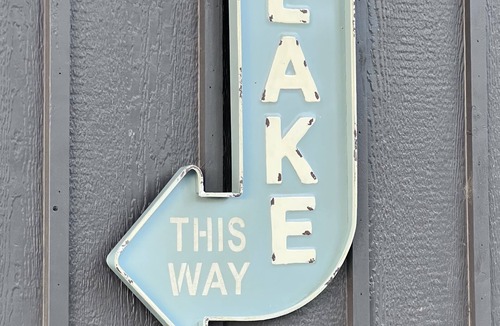 Cookson House | 5 minutes to the Lake! Family sized home with large outdoor deck with lake view.