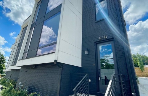 Hadley - Washington House | 519 Music City ~ Luxury + Mural + 360 ROOFTOP views of downtown!
