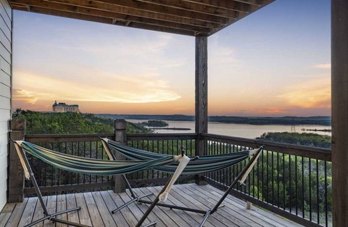 Table Rock House | 567 m² House ∙ 12 bedrooms ∙ 54 guests