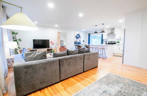Franklin House | 5BR Franklin Retreat w/Private Studio & Big Yard