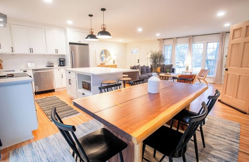 Franklin House | 5BR Franklin Retreat w/Private Studio & Big Yard