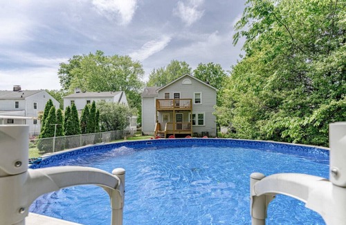 Beechmont House | 5BR House Near Kentucky Exposition Center with Pool