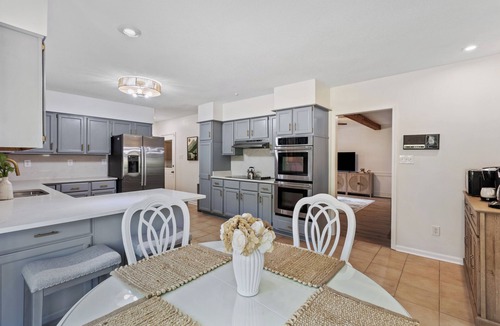 Whitehaven House | 5BR Near Graceland Sleeps 10 with Piano, Fire Pit, and Games