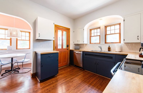 Schnitzelburg House | 5BR w/6 King Beds + Hot Tub