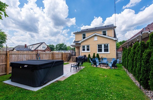 Schnitzelburg House | 5BR w/6 King Beds + Hot Tub