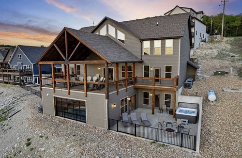 Table Rock House | 753 m² House ∙ 12 bedrooms ∙ 50 guests