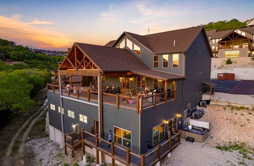 Table Rock Cabin | 753 m² Lodge ∙ 12 bedrooms ∙ 50 guests