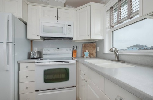 Hatteras House | 7916-Hatteras Vista - Oceanfront Hatteras Retreat w/Hot Tub