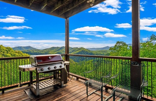 Gatlinburg - Pigeon Forge Cabin | 7BR w/Incredible Views! Hot Tub*Game Room*Resort