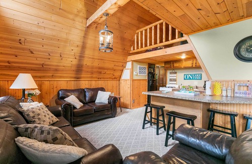 Lampe Cabin | 8 Mi to Dogwood Canyon: Cozy Cabin w/Deck
