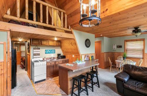 Lampe House | 8 Mi to Dogwood Canyon Cozy Cabin with Deck