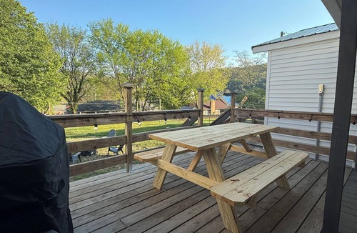Coalfield House | 9 min to Windrock/12 min to Oak Ridge-Sleeps 6+/2 car garage/Full Laundry