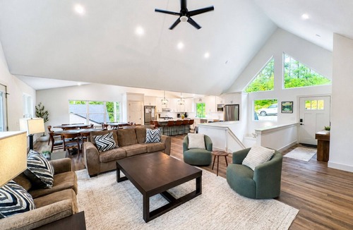 La Follette House | 9BR Theater Room Retreat: Dock Slip in cove, Sleeps 30! EV charger!