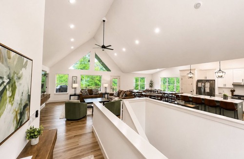 La Follette House | 9BR Theater Room Retreat: Dock Slip in cove, Sleeps 30! EV charger!
