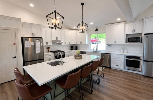La Follette House | 9BR Theater Room Retreat: Dock Slip in cove, Sleeps 30! EV charger!