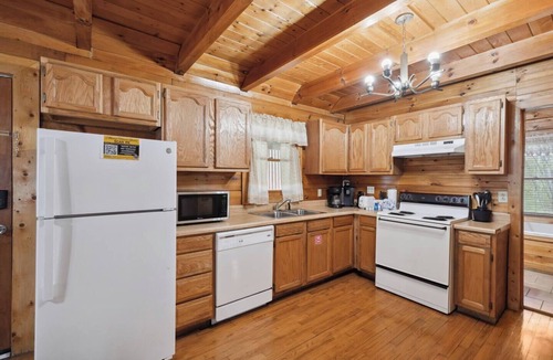 Gatlinburg Cabin | A Dream Come True - 2BR/New Hot Tub/New Firepit/Grill/Great for Gatherings