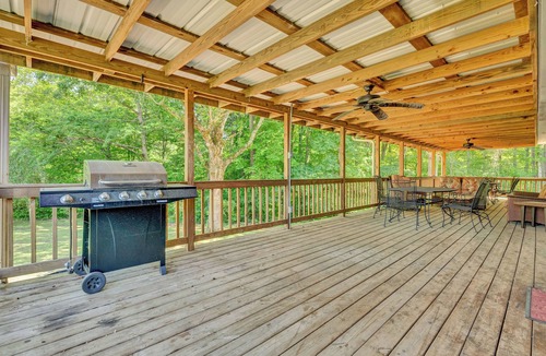 Smithville House | A golf cart ride away from live music, the lake, and a weekend of fun
