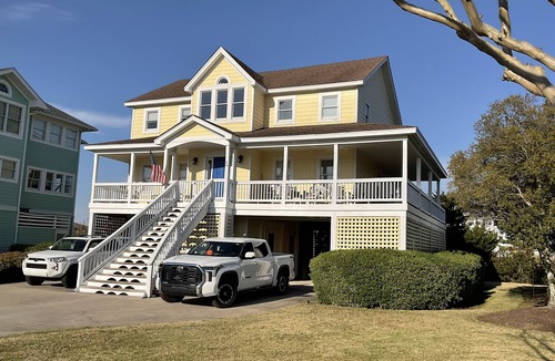 Manteo House | A large, spacious, dog friendly, home located in gated Pirates Cove Marina.