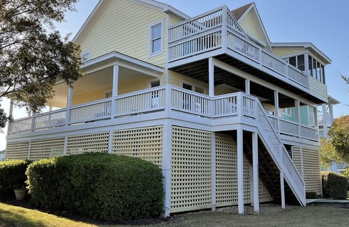 Manteo House | A large, spacious, dog friendly, home located in gated Pirates Cove Marina.