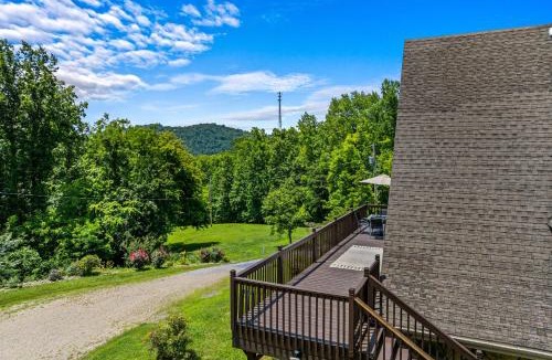 Newport Ski Chalet | A Serene Smoky Escape Hot Tub, Pigeon River, Fire Pit, Mountain Views