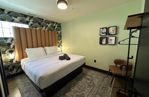 Downtown Louisville Hotel | A12 Lower East Crown Daily Double Suite
