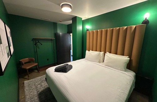 Downtown Louisville Hotel | A12 Lower East Crown Daily Double Suite