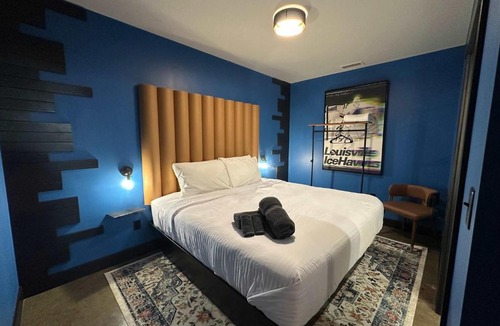 Downtown Louisville Hotel | A12 Lower West Stakes Exacta Suite